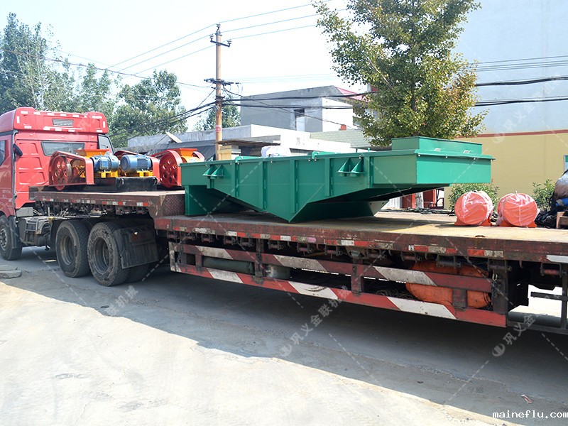 两台小型澳门点点注册地址和直线振动筛发往江苏南通处理硅石