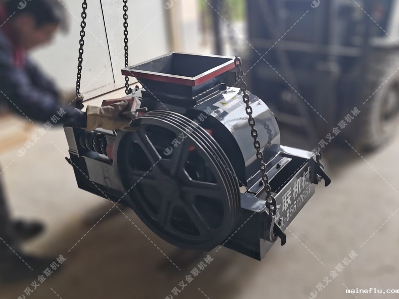 2PCG400*250小型双齿辊破碎机发往乌鲁木齐破碎玻璃