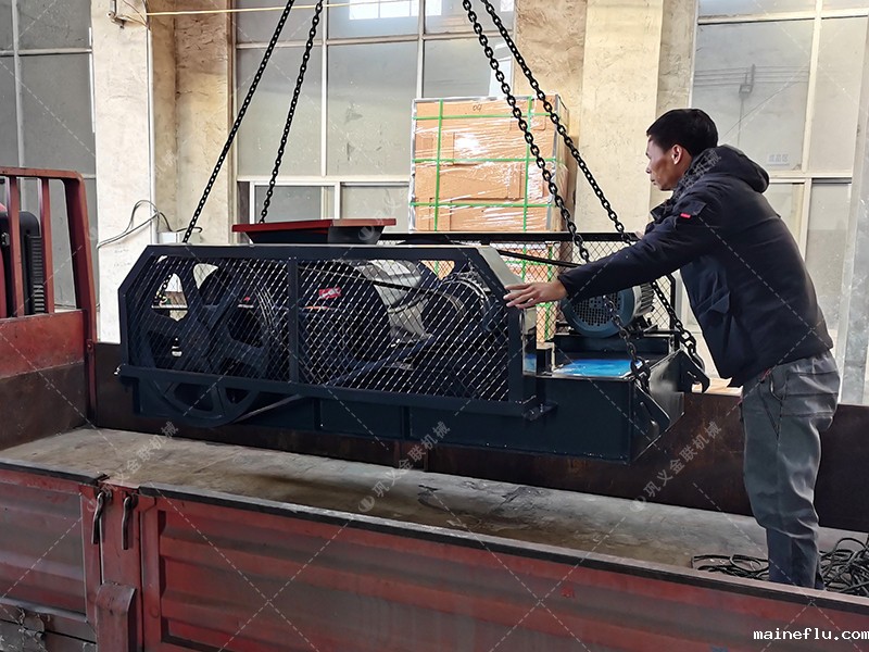 小型澳门点点注册地址和双齿辊破碎机发往河南登封破碎保温陶瓷