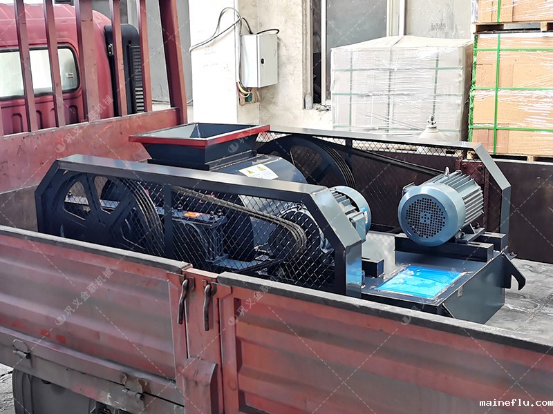 小型澳门点点注册地址和双齿辊破碎机发往河南登封破碎保温陶瓷