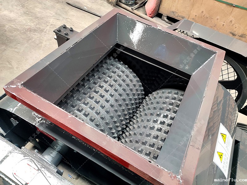 2PGC400X250小型双齿辊破碎机发往江苏徐州破碎玻璃